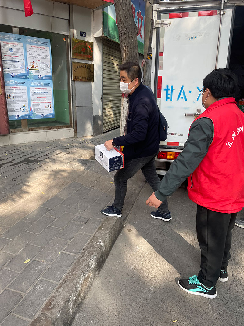 愛(ài)心捐贈(zèng)暖人心，攜手共濟(jì)戰(zhàn)疫情——甘肅鴻成招標(biāo)代理有限公為抗疫一線(xiàn)的工作人員捐贈(zèng)物資(圖1)